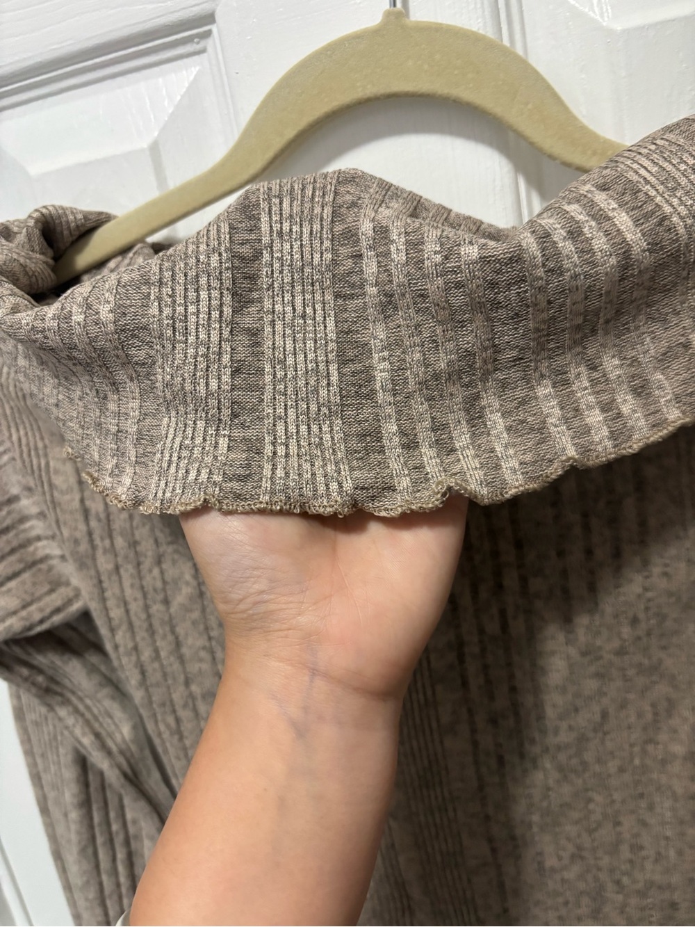 Off-Shoulder Ribbed Knit Sweater - Picture 5 of 7